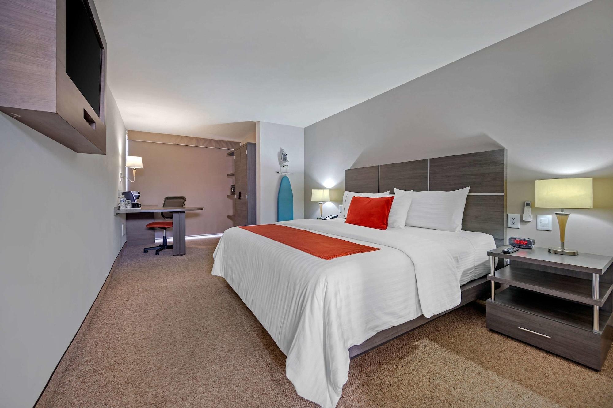 Hotel Bewow Queretaro Bagian luar foto