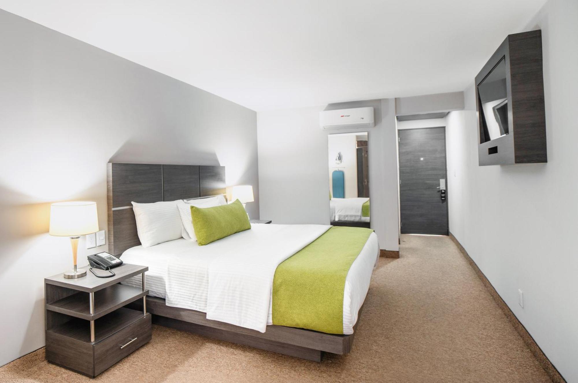 Hotel Bewow Queretaro Bagian luar foto